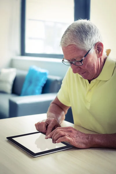 Senior nutzt digitales Tablet — Stockfoto