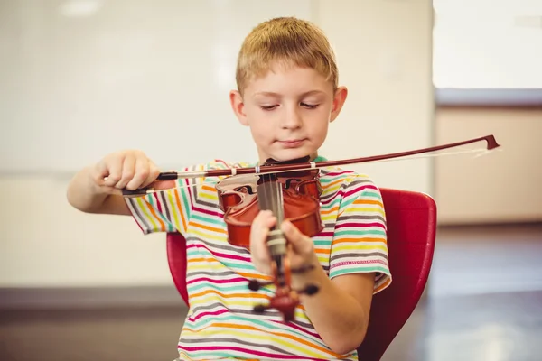 Schoolboy playing violin in classroom — Stock Photo, Image