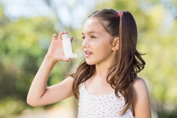 Девушка с помощью ингалятора от астмы — стоковое фото