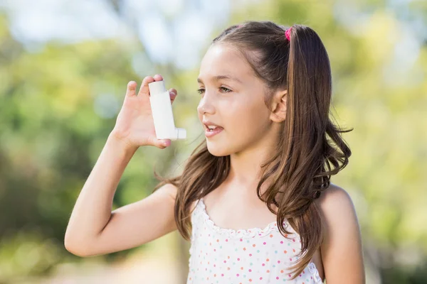 Niña usando un inhalador de asma —  Fotos de Stock