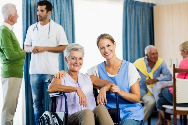 Медсестри доглядають за літніми людьми — стокове фото