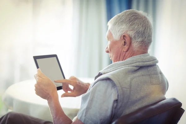 Uomo anziano utilizzando tablet digitale — Foto Stock