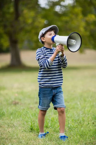 Chlapec hovoří o megafon — Stock fotografie
