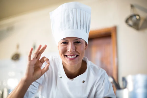 Feliz chef haciendo signo ok — Foto de Stock