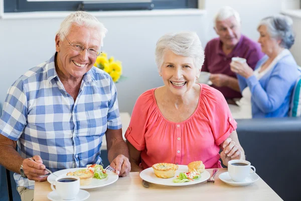 Seniorenpaar beim gemeinsamen Mittagessen — Stockfoto