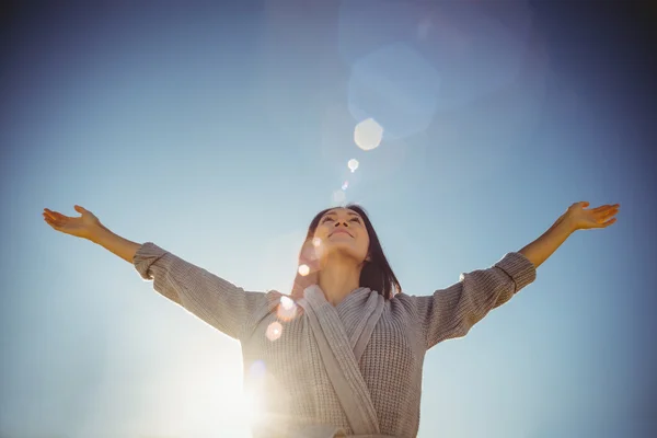 Woman standing with arms outstretched — Stock Photo, Image