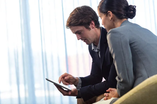 Hommes d'affaires utilisant une tablette — Photo