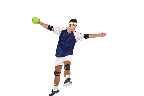 Sportovec pózuje s míčem na bílém pozadí — Stock fotografie