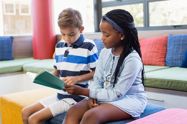 Schoolkinderen zittend op de Bank — Stockfoto