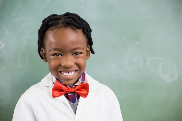 Skolpojke leende i klassrummet — Stockfoto