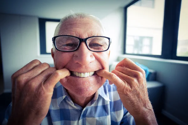 Hombre mayor haciendo una cara divertida — Foto de Stock