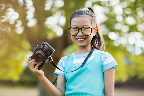 Kız bir kamera tutarak gözlük — Stok fotoğraf