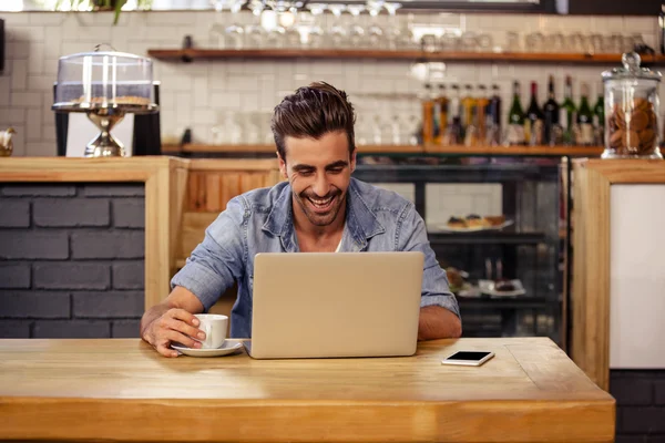 Happy hipster man using tablet — Stock Photo, Image