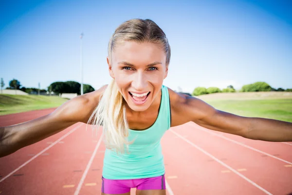 Retrato de atleta feminina excitada posando depois de uma vitória — Fotografia de Stock