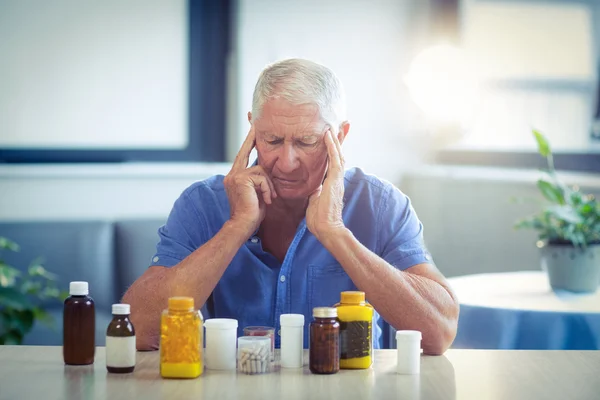 Senioren die hoofdpijn hebben — Stockfoto