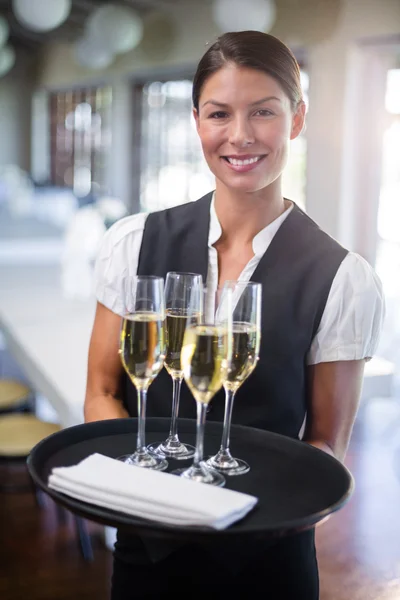 Serveerster holding lade met champagne flutes — Stockfoto