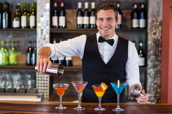 Barman derramando bebida martini laranja — Fotografia de Stock