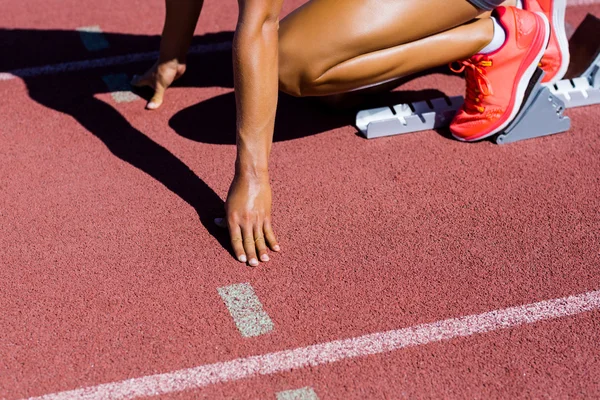 Athletin bereit für den Lauf auf Laufstrecke — Stockfoto