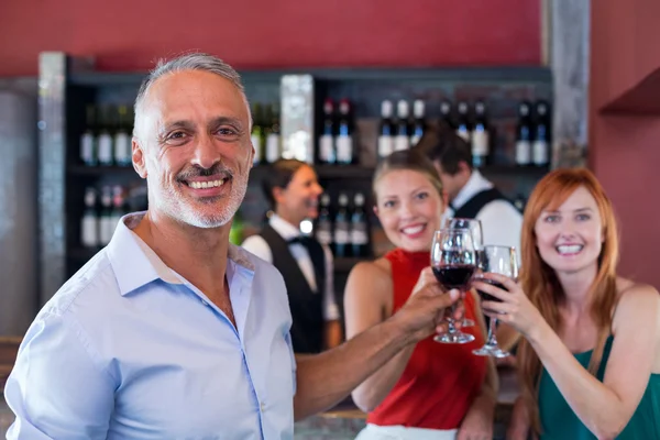 Vrienden roosteren met glazen wijn — Stockfoto