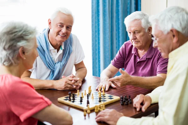 Seniors playing chess — Stock Photo, Image