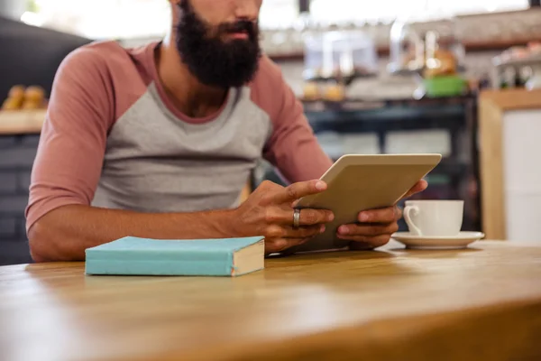 Man använder en Tablet PC sittande — Stockfoto