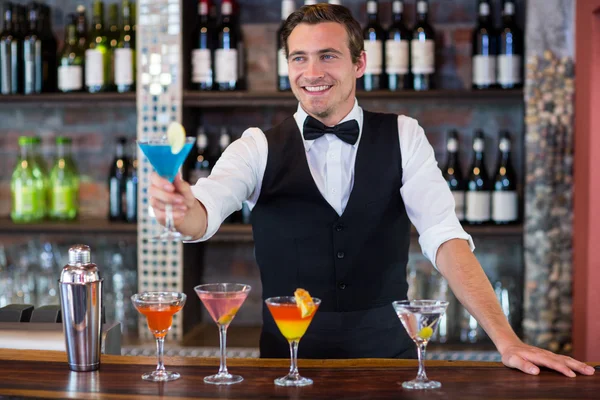Barman portie blauwe martini — Stockfoto