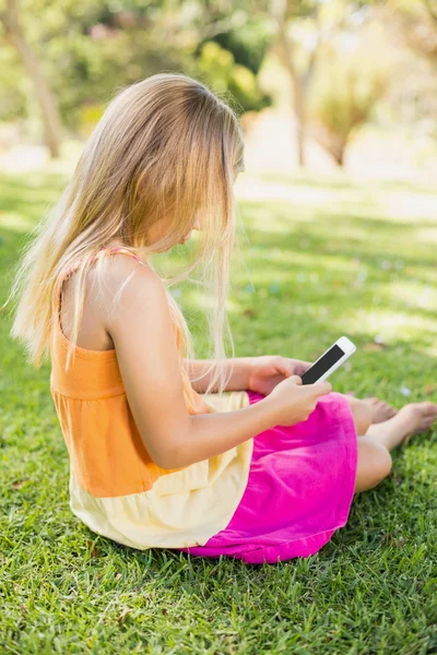 Ung flicka med mobiltelefon — Stockfoto