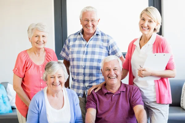 Nurse and seniors standing together — Stock Photo, Image
