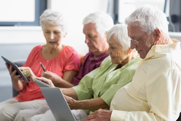 Seniors using tablets — Stock Photo, Image