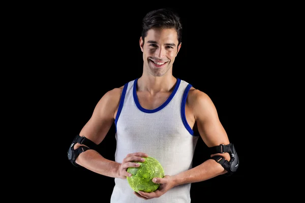 Портрет щасливого спортсмена, який тримає м'яч — стокове фото