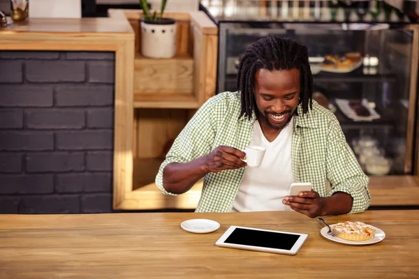 Uomo hipster utilizzando smartphone — Foto Stock