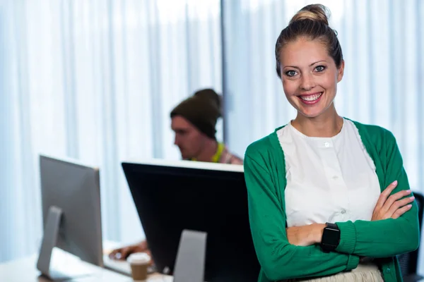 Affärskvinna poserar framsidan av hennes medarbetare — Stockfoto