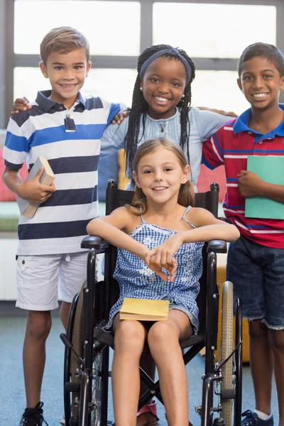 Bambini della scuola in piedi in biblioteca — Foto Stock