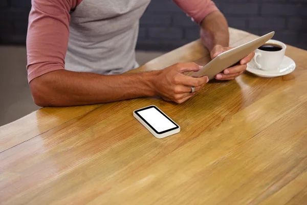 Man using a tablet sitting — Stock Photo, Image