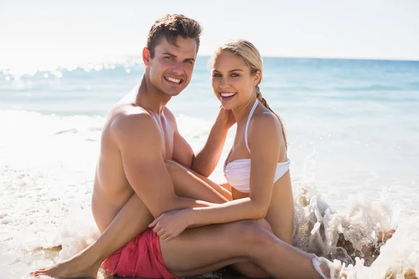 Casal se divertindo na praia — Fotografia de Stock