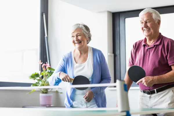 Senioren spelen ping-pong — Stockfoto