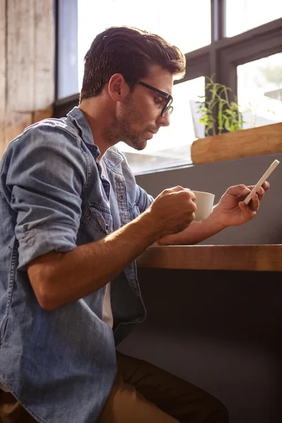 Homem usando um smartphone — Fotografia de Stock