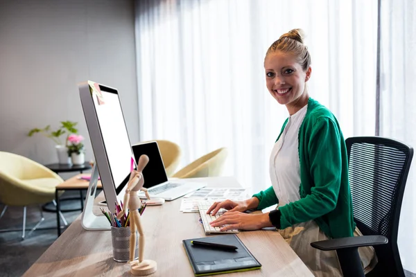 Mulher de negócios casual usando um computador — Fotografia de Stock