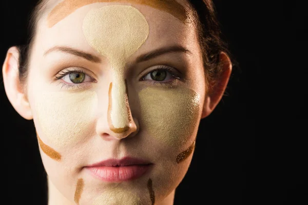 Mujer con maquillaje contorneante — Foto de Stock