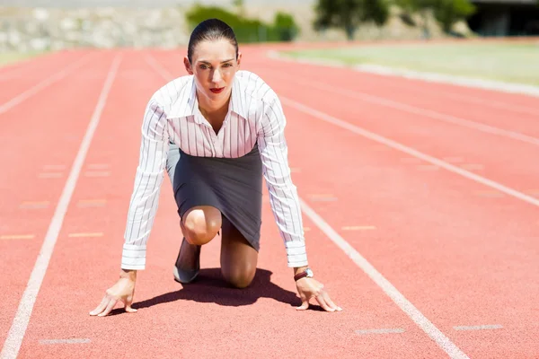 Businesswoman in ready to run position — Stock Photo, Image