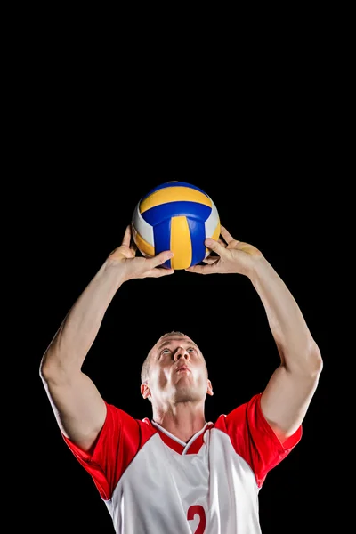 Sportler wirft beim Spielen Volleyball — Stockfoto