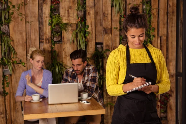 Servitris tar ordern — Stockfoto