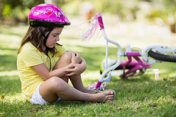 Mädchen verletzt sich nach Sturz vom Fahrrad — Stockfoto