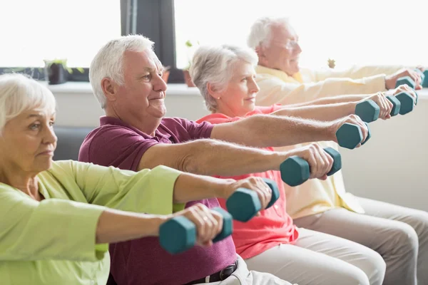 Seniors using weights — Stock Photo, Image