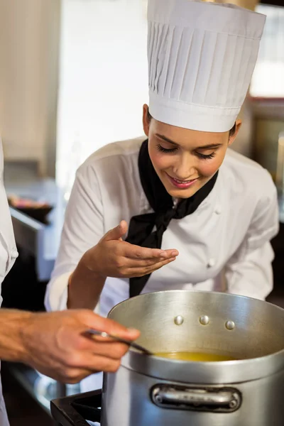 Chef-kok het eten ruiken — Stockfoto