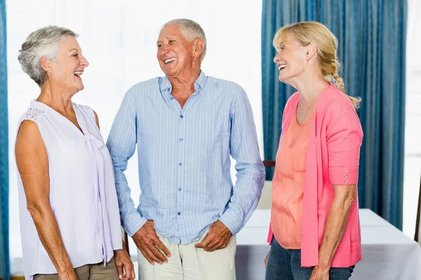 Senioren stehen zusammen — Stockfoto