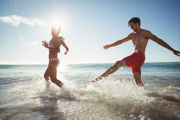 Paar spielt im Wasser — Stockfoto