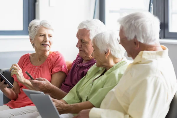 Seniors χρησιμοποιώντας δισκία — Φωτογραφία Αρχείου