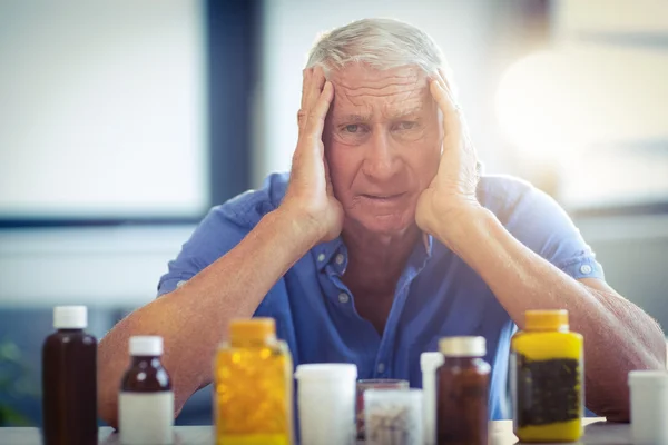 Homem idoso que sofre de dor de cabeça — Fotografia de Stock