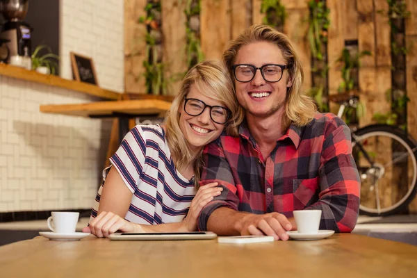 Couple sitting at a table — Stock Photo, Image